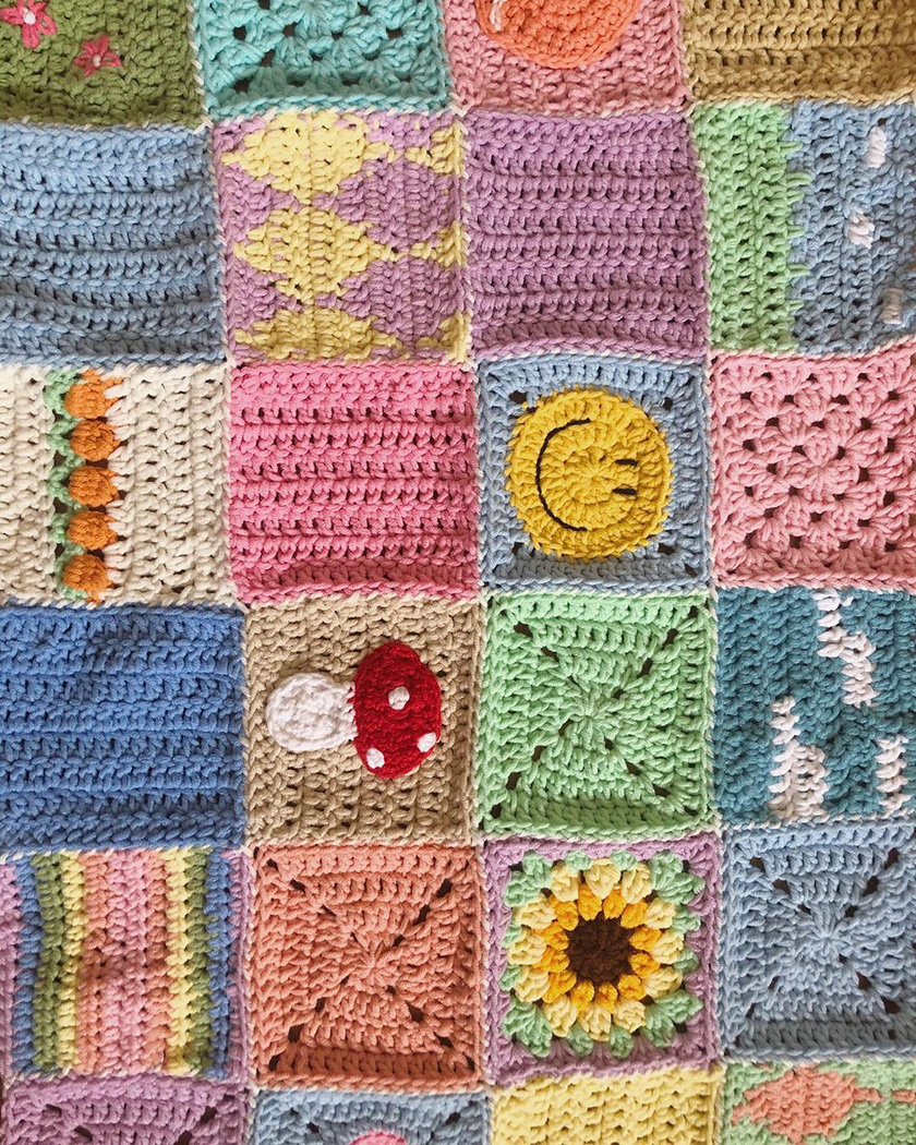 crochet blanket with smiley from @ wobbleblobbe