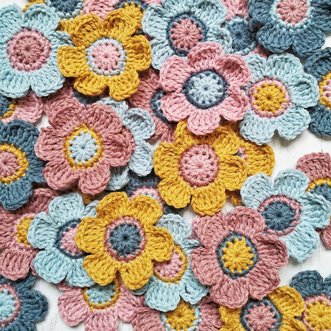 crochet daisies by @chainspacedesigns