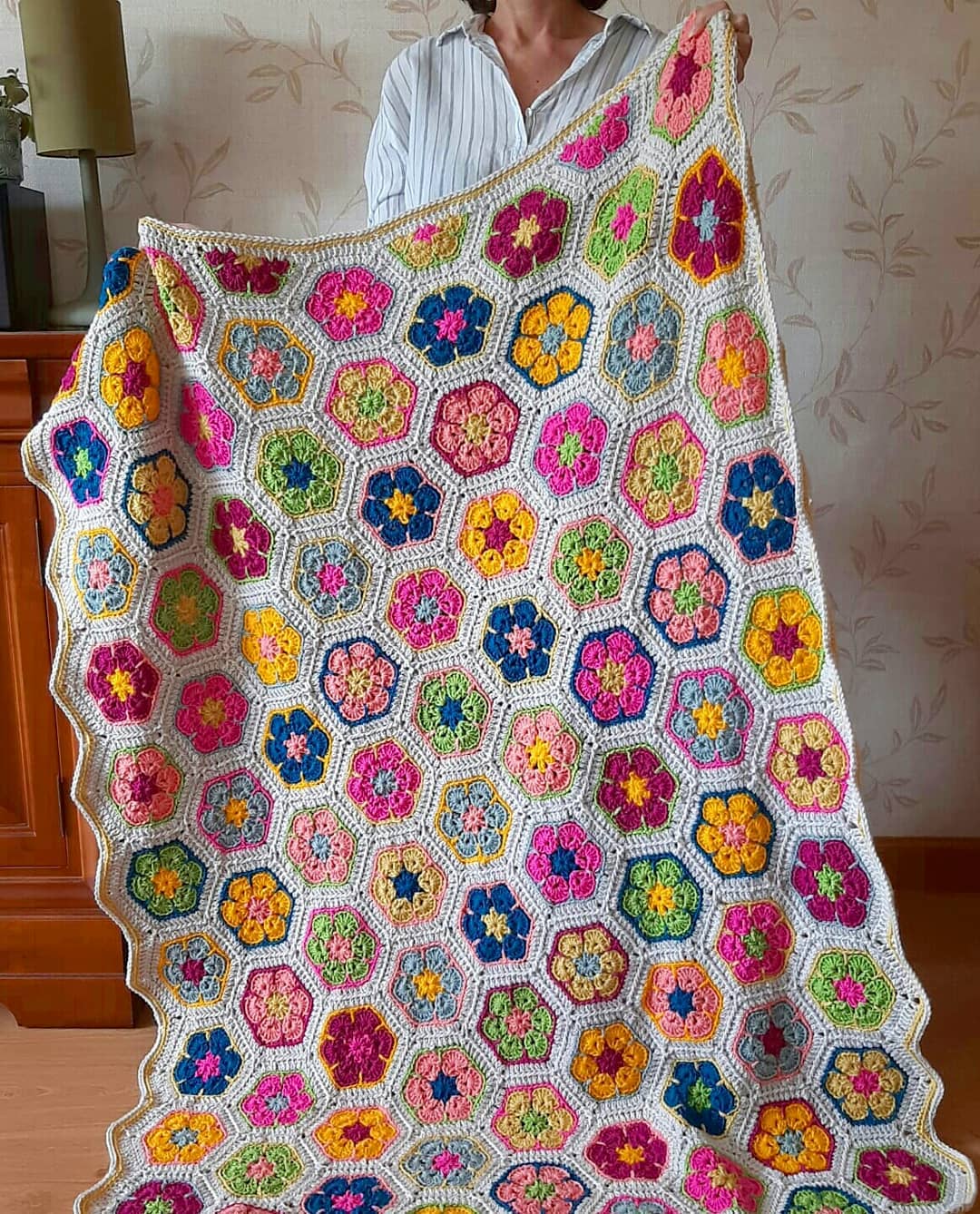 floral crochet afghan by  https://www.instagram.com/capitana_garfio/