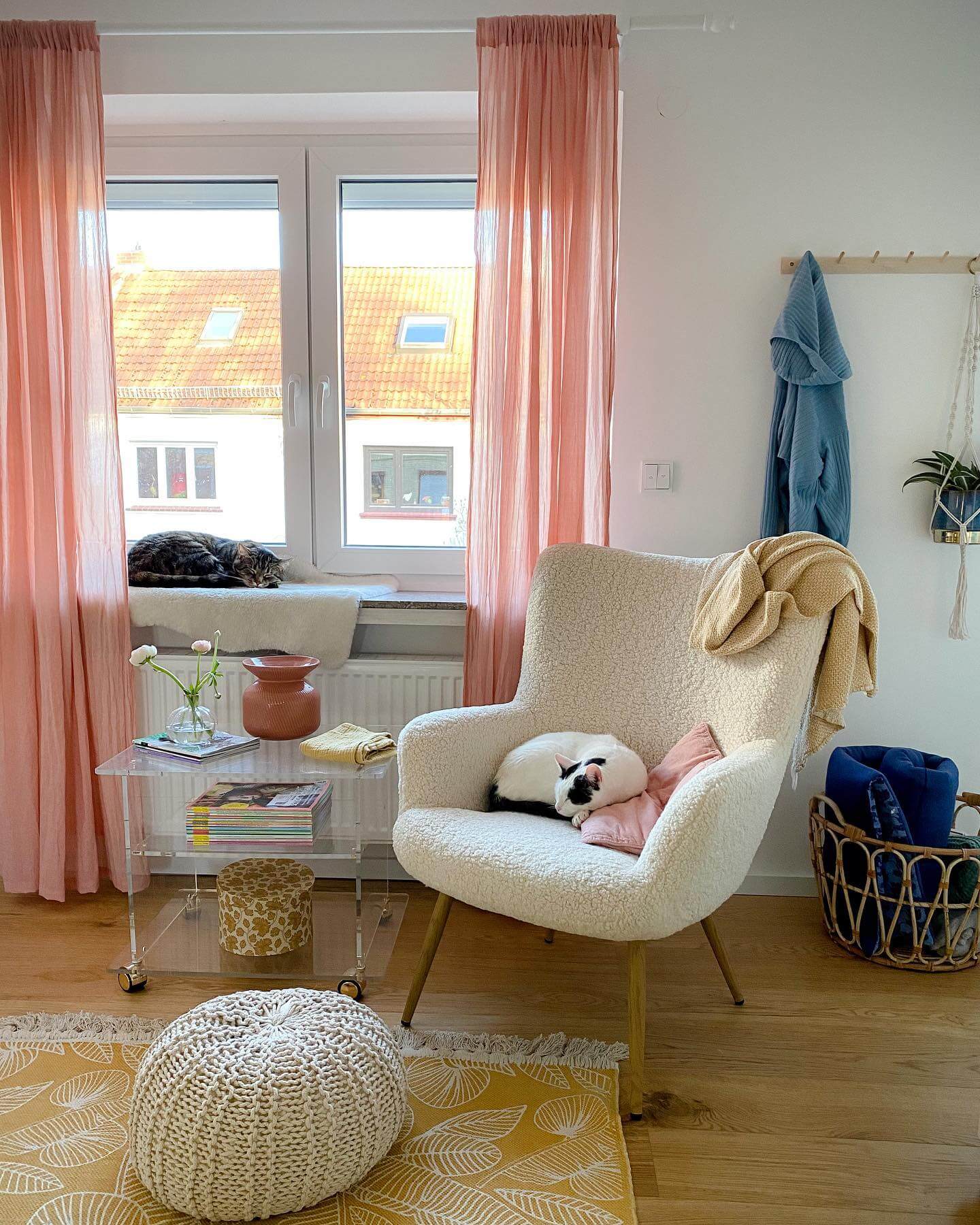 casa fabelhaft - colorful home with sleeping cats