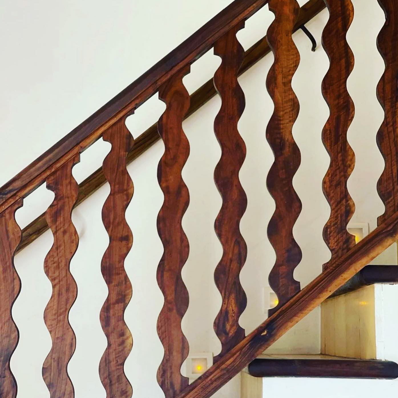 Scalloped staircase detail by Robert Graves from @nicolefullerinteriors